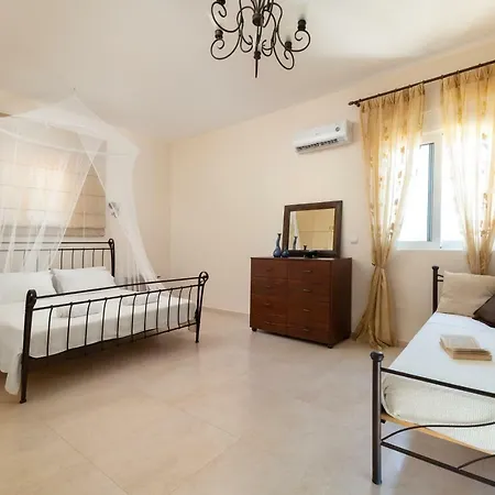 Dipasquale Near Anthony Quinn Βίλα Καλυθιές